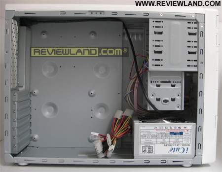 pcgamingconsole-icute-drivebay.jpg (7545 bytes)